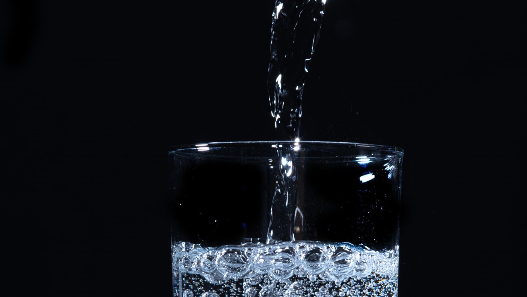 químicos eternos en el agua potable en sistema de suministro urbano