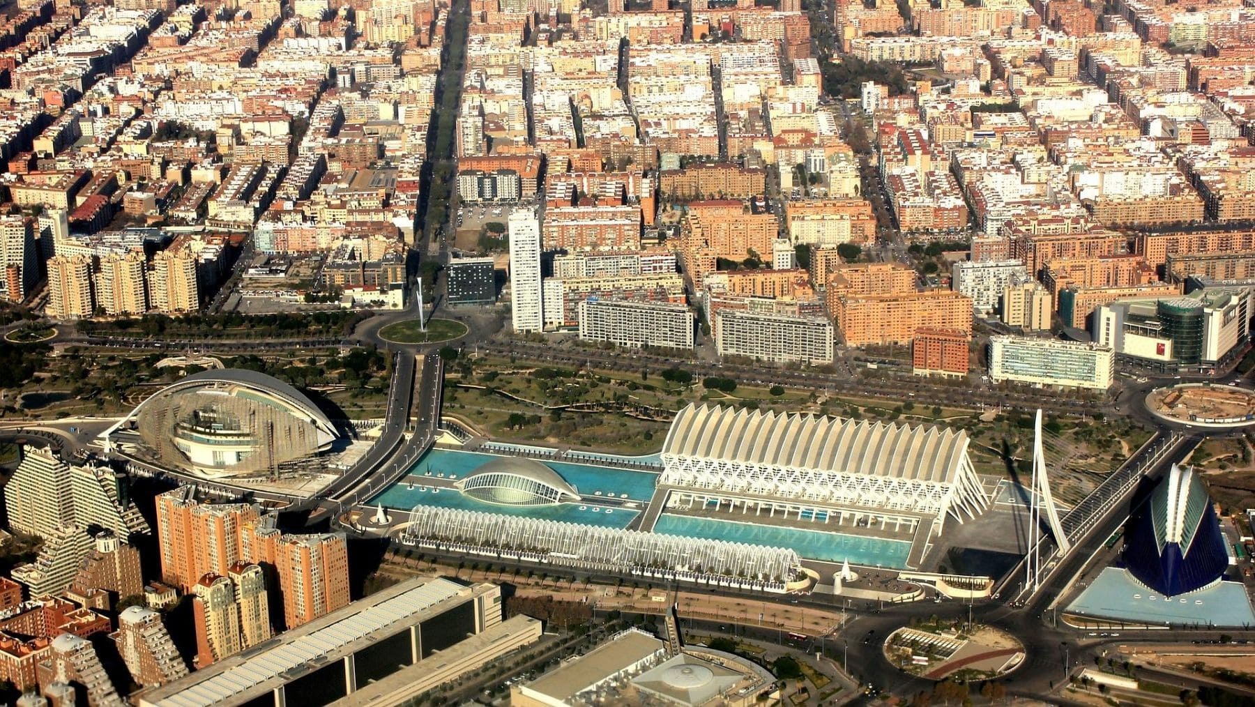 Contaminación acústica y atmosférica en València con tráfico intenso urbano