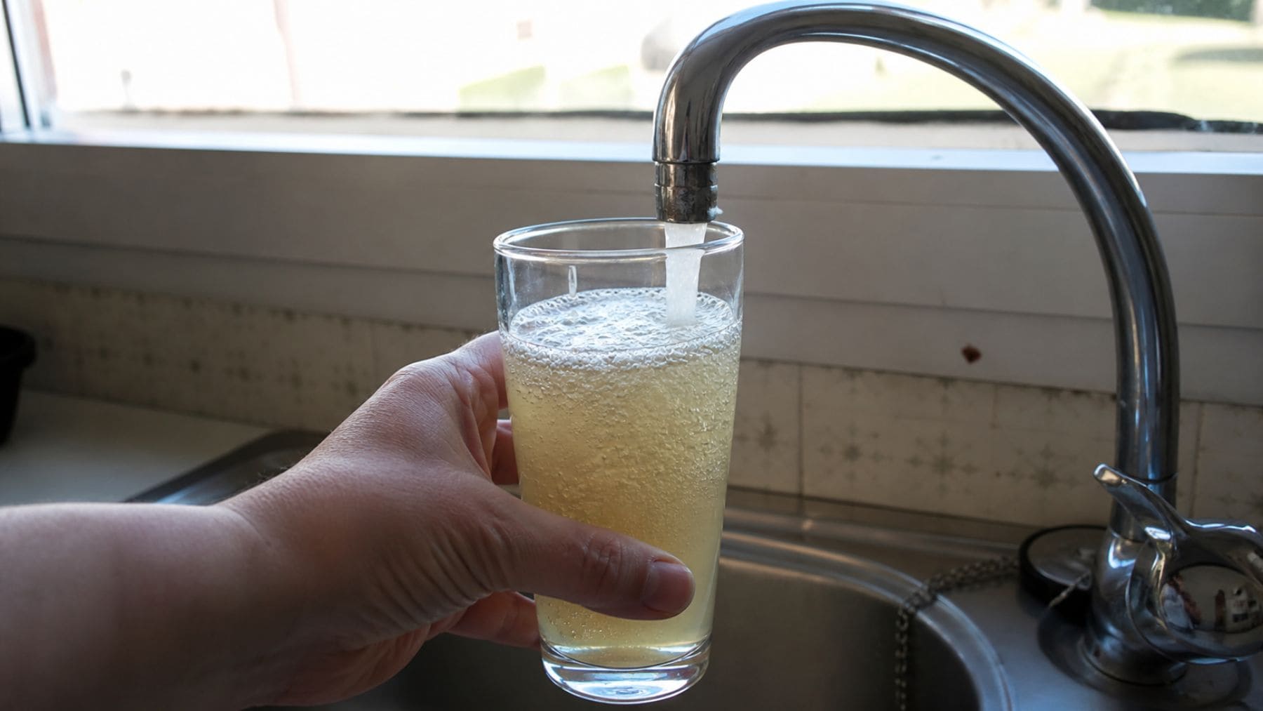 Vaso con agua del grifo contaminada por nitratos en un municipio de Aragón.