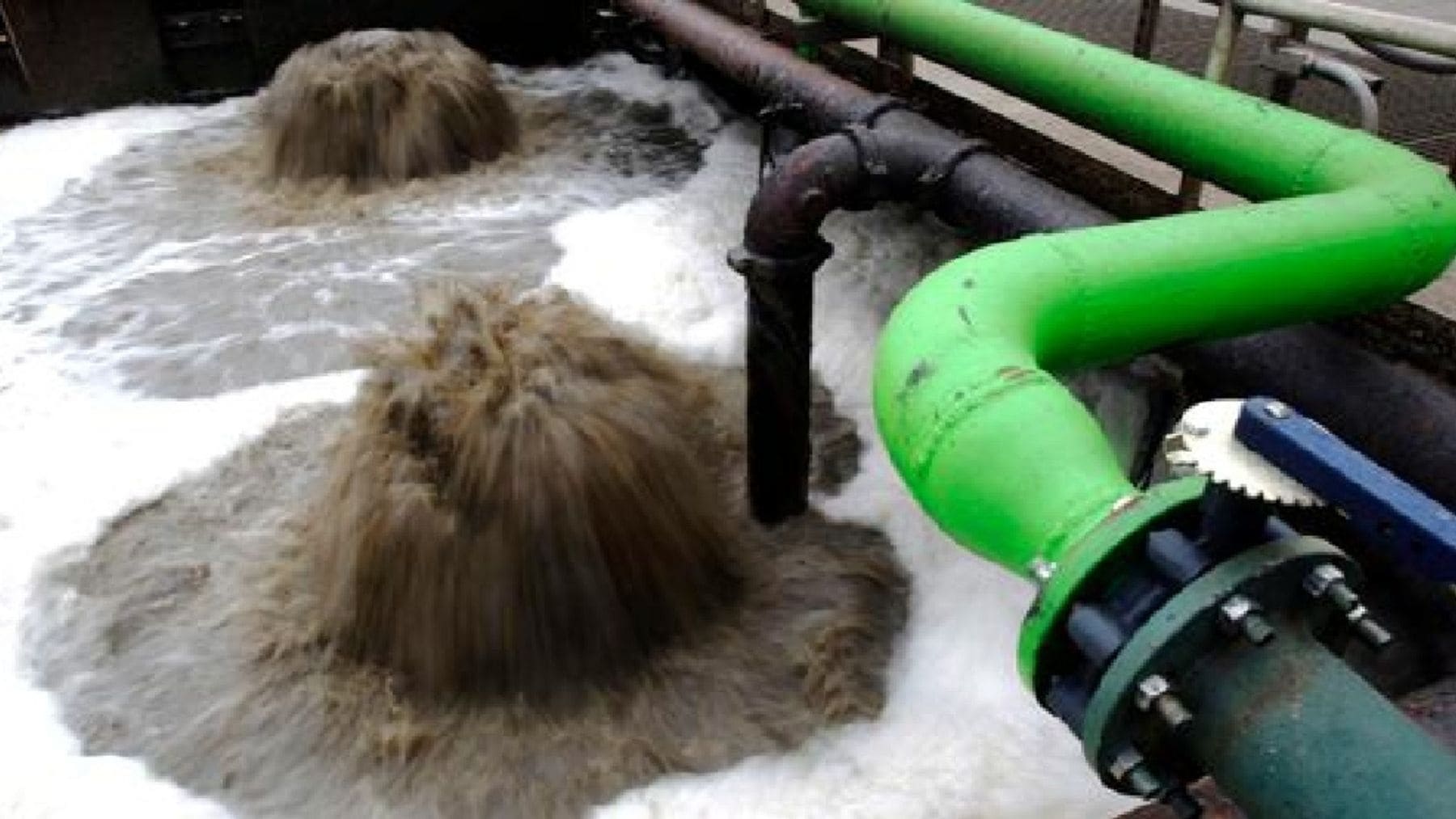 Aguas residuales en una depuradora utilizadas para producir gas natural renovable con un 99 % de metano.
