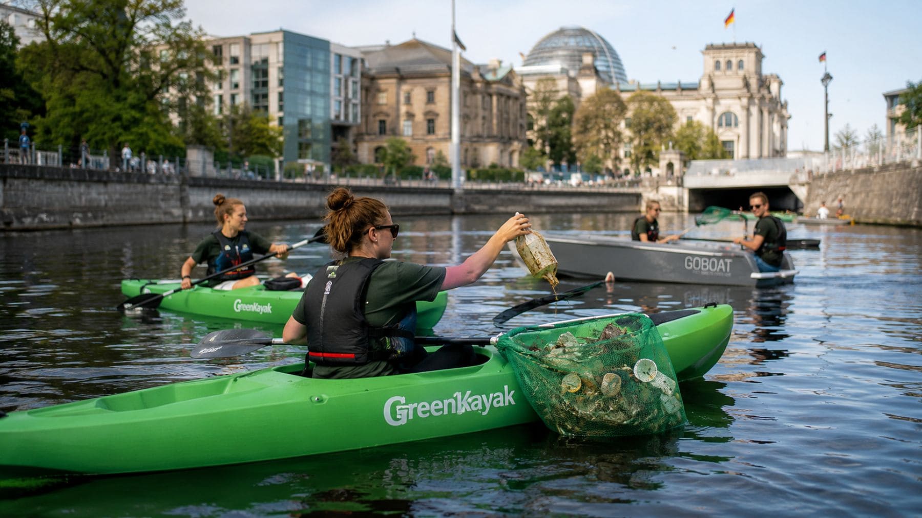 Turistas recogiendo basura en kayak en Berlín dentro del programa sostenible BerlinPay.