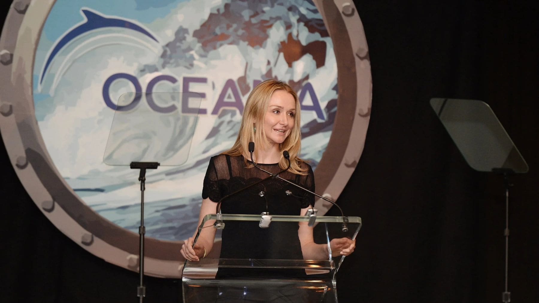 Alexandra Cousteau hablando en un evento de Oceana sobre el estado de los océanos.