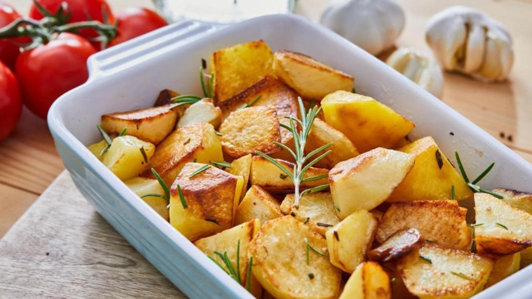 Patatas asadas saludables junto a alimentos que muchos eliminan de la dieta para adelgazar.
