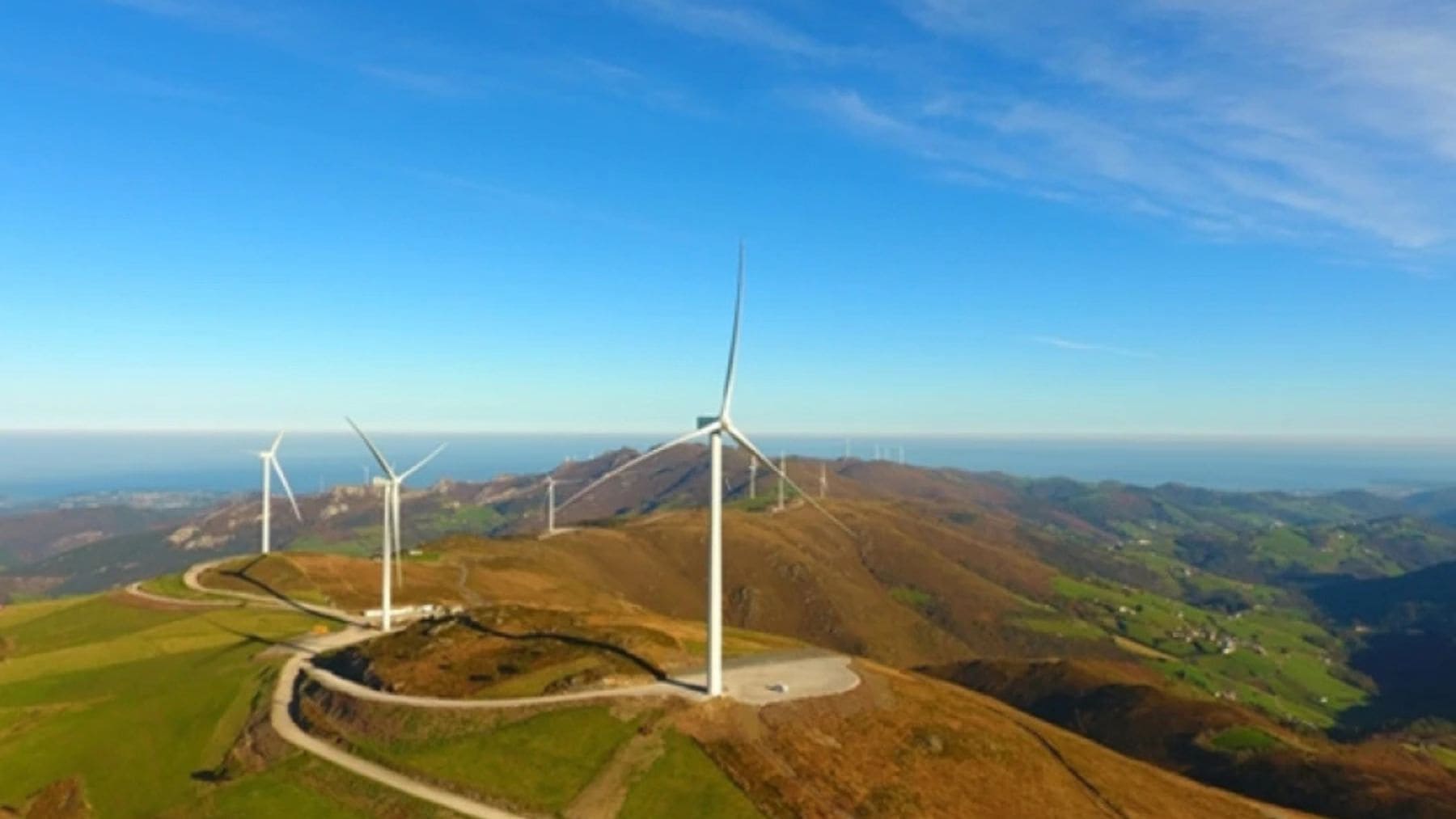 Parque eólico en Asturias con aerogeneradores en montaña, clave en el récord del 60% de electricidad renovable.