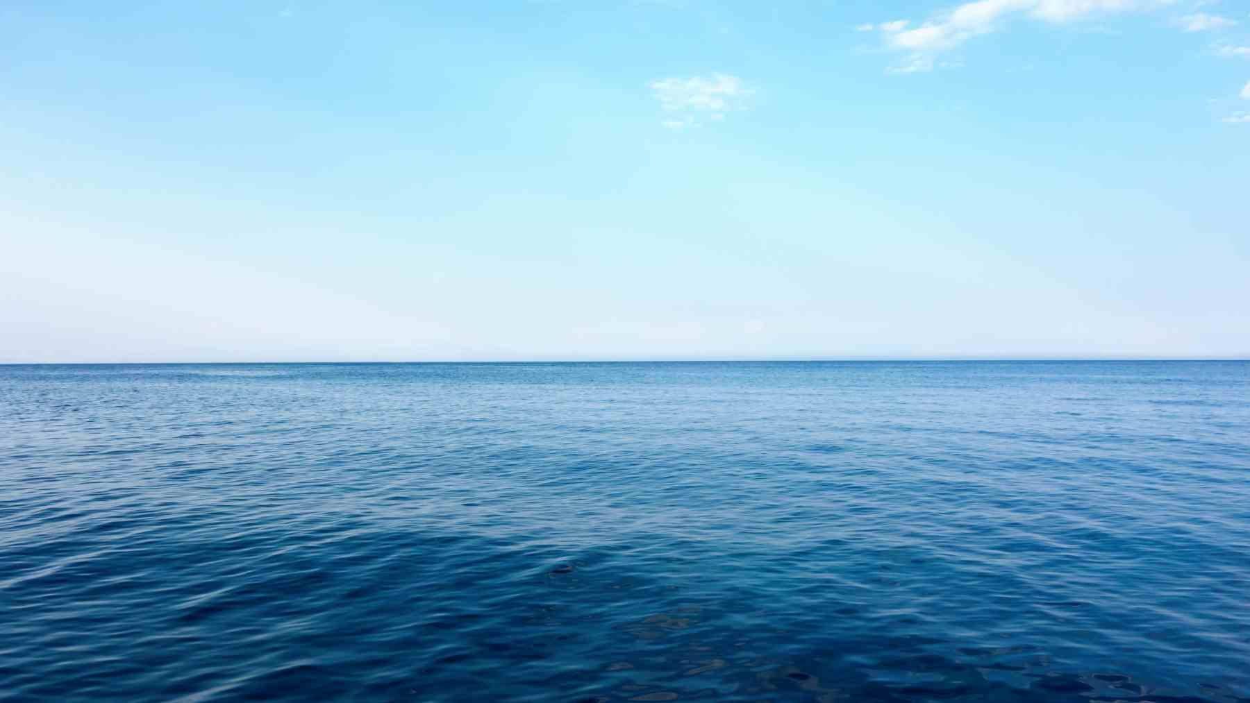 Océano en calma utilizado para medir el calentamiento global y la subida del nivel del mar.