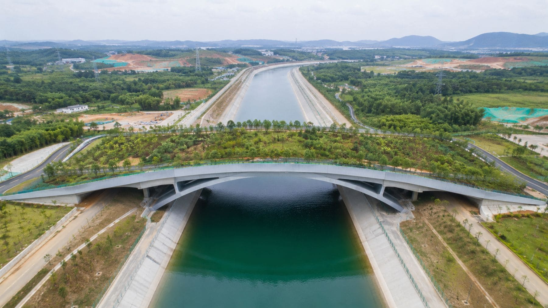 Puente verde para fauna silvestre sobre el canal Pinglu en Qinzhou, China.