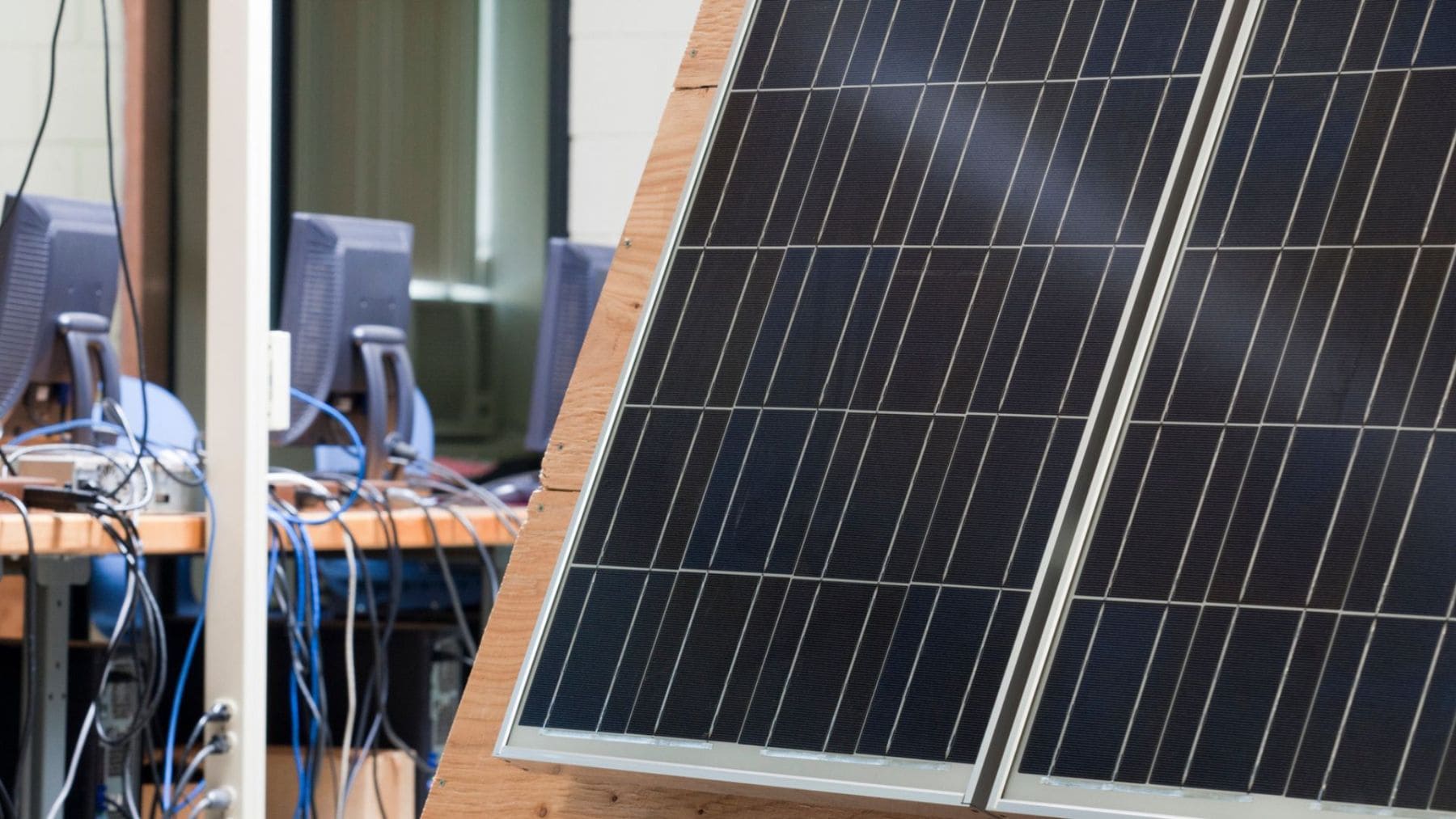Paneles solares utilizados en un laboratorio para mejorar la generación de energía con nueva tecnología japonesa.