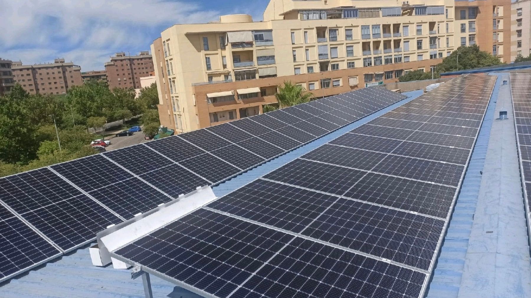 Placas solares en la comunidad solar de Salou para compartir energía renovable entre 300 vecinos.