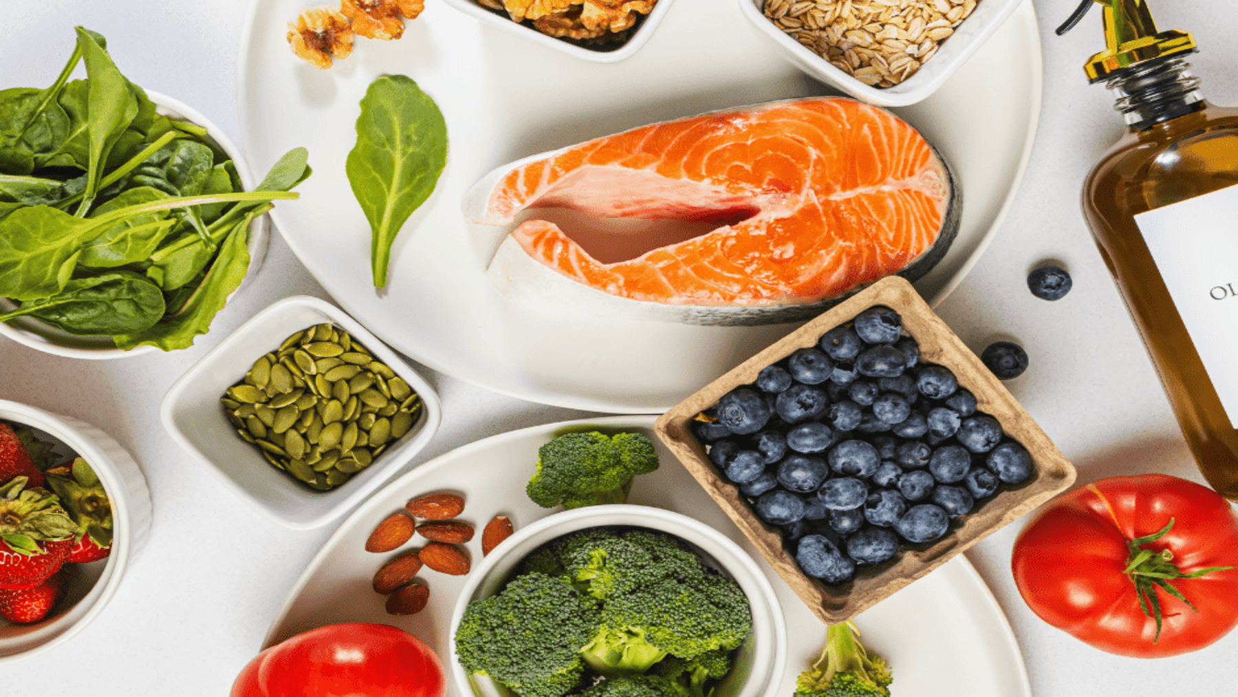 La dieta antiinflamatoria apuesta por alimentos integrales, vegetales y ricos en omega-3 para reducir inflamación.