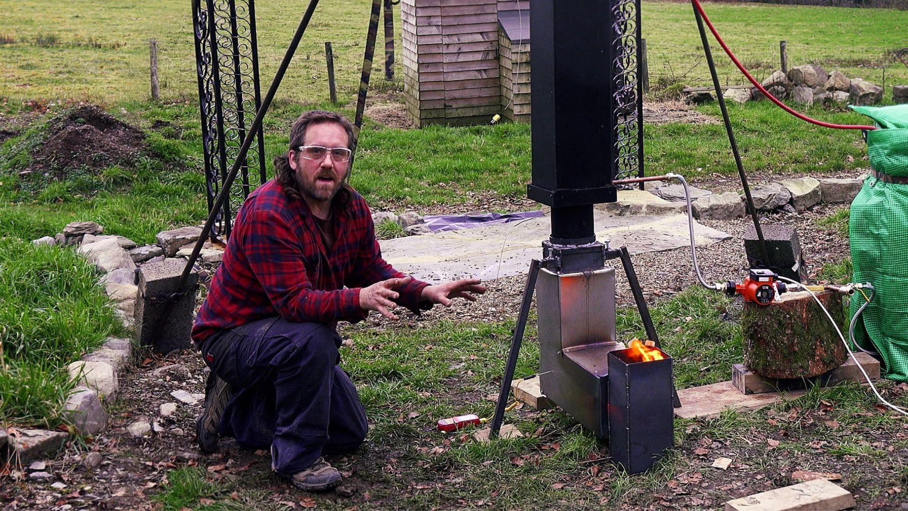 Hombre junto a un dispositivo magnético casero que calienta agua sin usar electricidad.