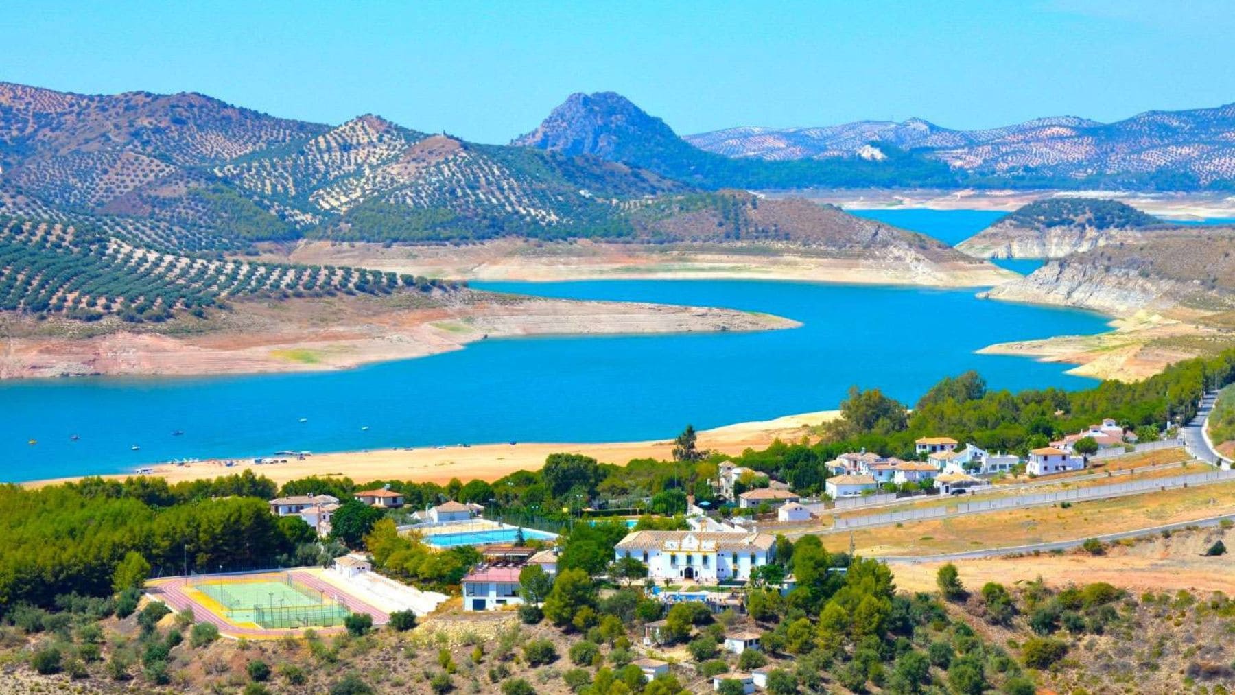Vista panorámica del embalse de Iznájar en Andalucía con el agua cerca del 90% de su capacidad tras la sequía.