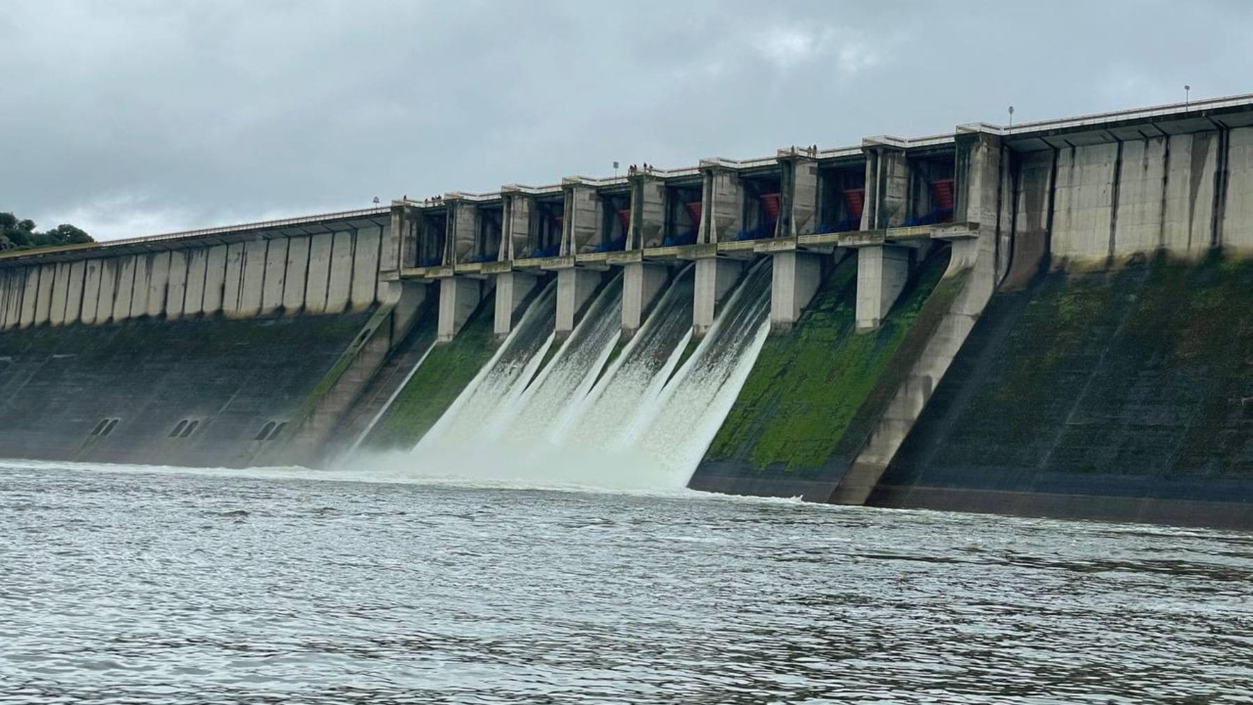 Compuertas abiertas en el embalse de La Serena, el mayor de España, tras alcanzar casi 3000 hm3 de agua.