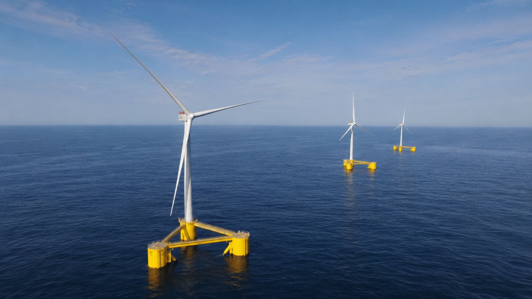Aerogeneradores flotantes de WindFloat Atlantic en el océano Atlántico favoreciendo la biodiversidad marina.