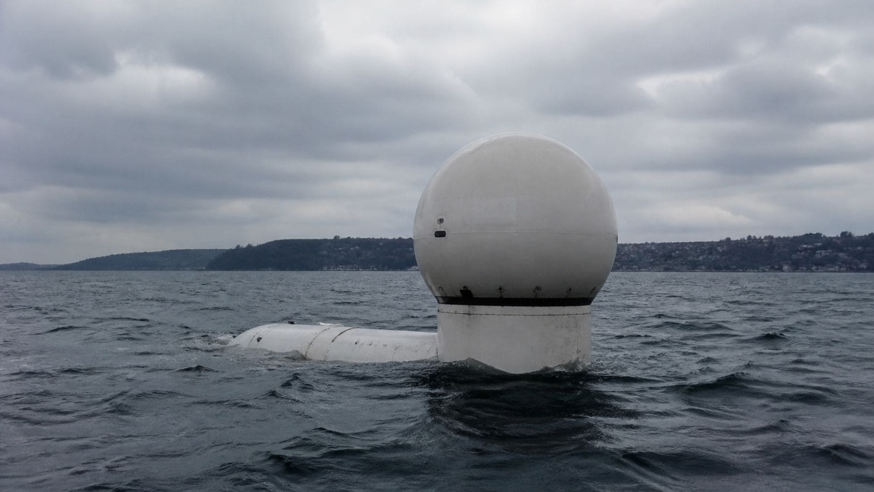 Esfera gigante flotando en el mar para generar energía undimotriz con el sistema Ocean-2 en Estados Unidos.