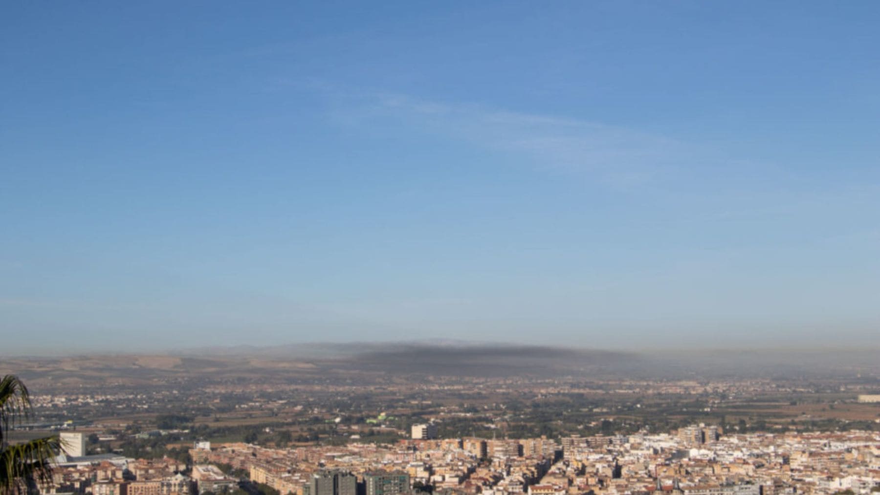 Vista de Granada con boina de contaminación sobre la ciudad y altos niveles de NO2 por el tráfico.