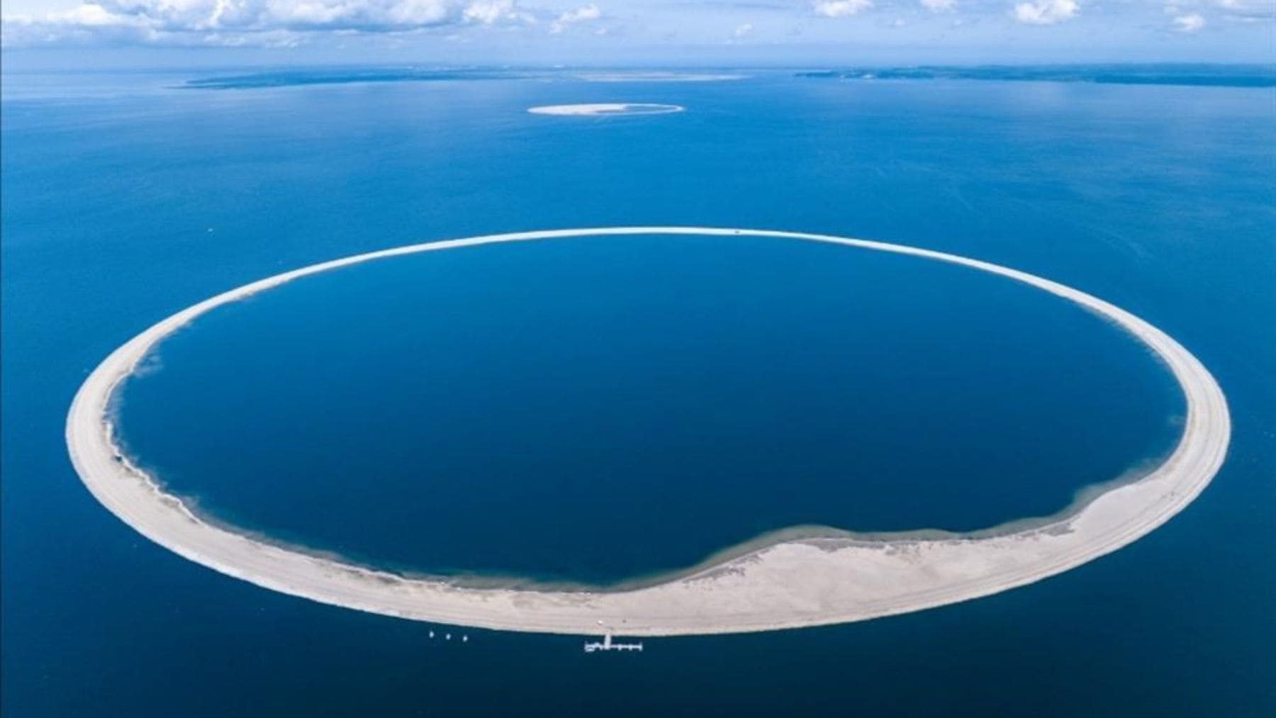 Isla artificial construida por Polonia en la laguna de Szczecin convertida en refugio de aves raras.