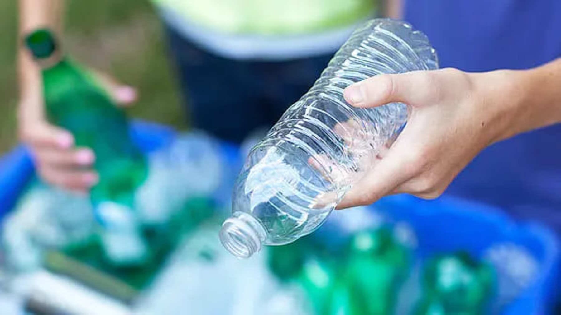 Enzimas para reciclar plástico PET: científicos descubren por qué el plástico cristalino bloquea el reciclaje biológico