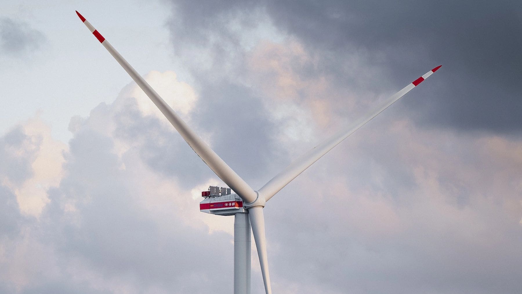 Aerogenerador marino con una pala roja diseñado para reducir colisiones de aves