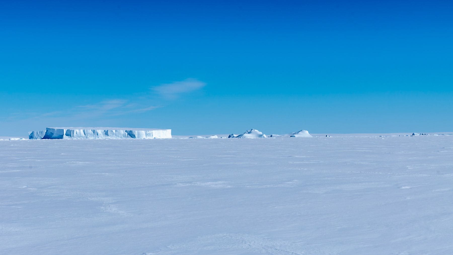 Icebergs y hielo marino en el Océano Austral frente a la Antártida durante una investigación climática.