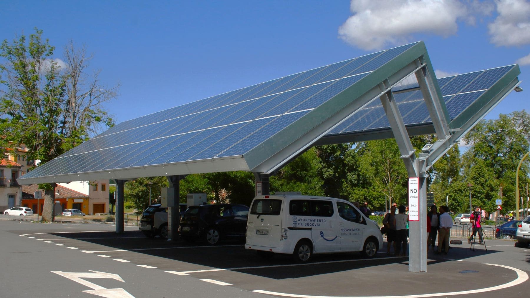 Paneles solares sobre un aparcamiento urbano para generar energía y dar sombra a los coches en Zaragoza.