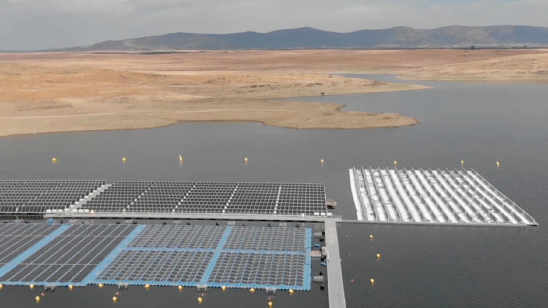 Paneles solares flotantes sobre un embalse de riego en Oregón, Estados Unidos.