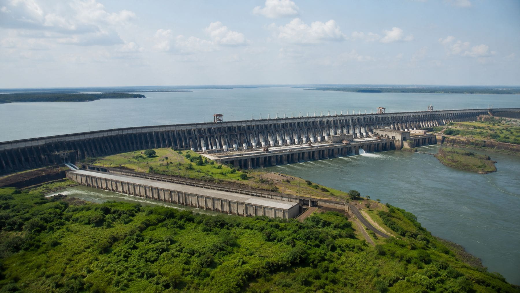 Vista aérea de la presa hidroeléctrica de Itaipú en Paraguay, una de las mayores fuentes de energía renovable del mundo.