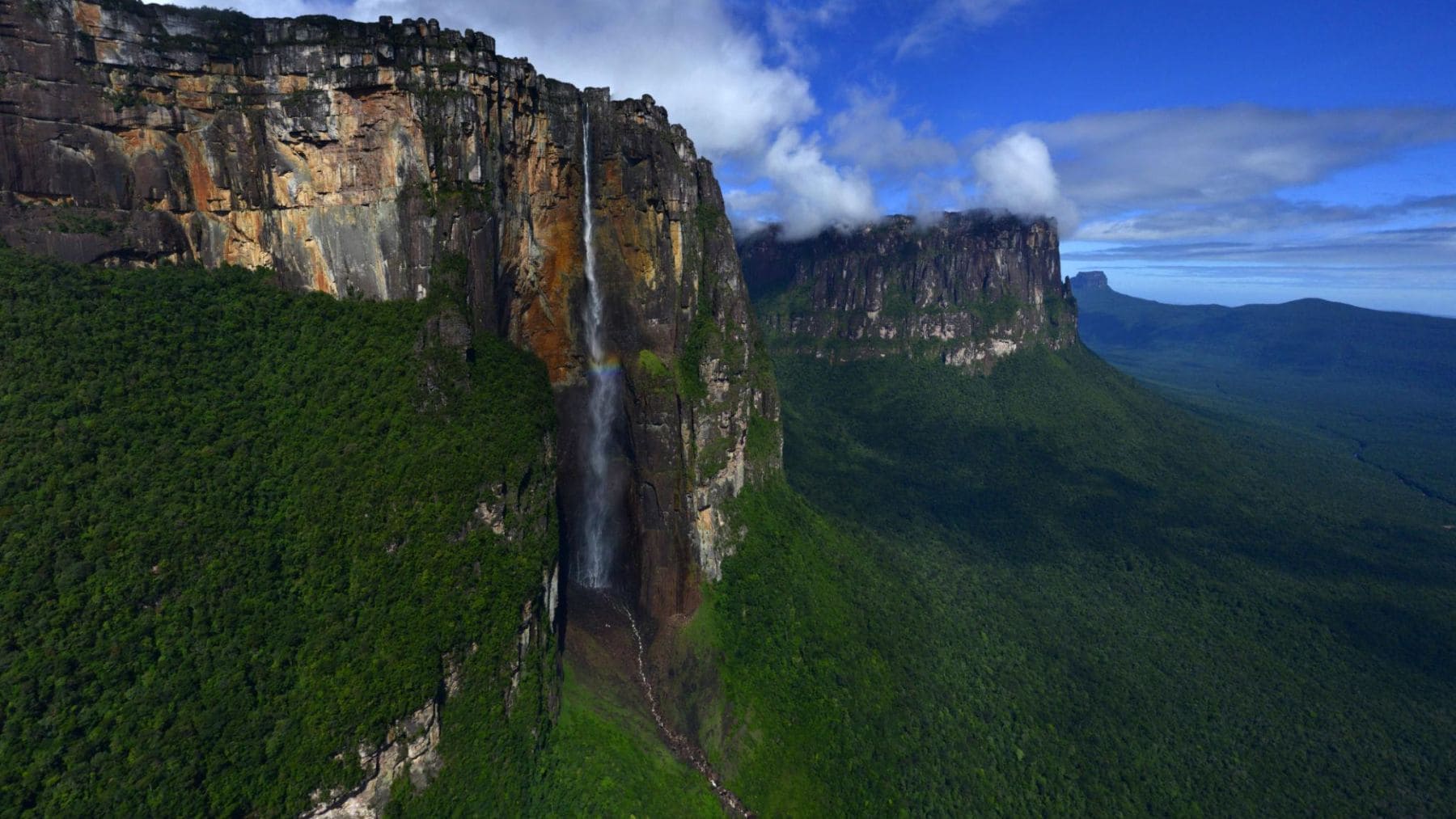 Vista aérea del Salto Ángel en el Parque Nacional Canaima, Venezuela.