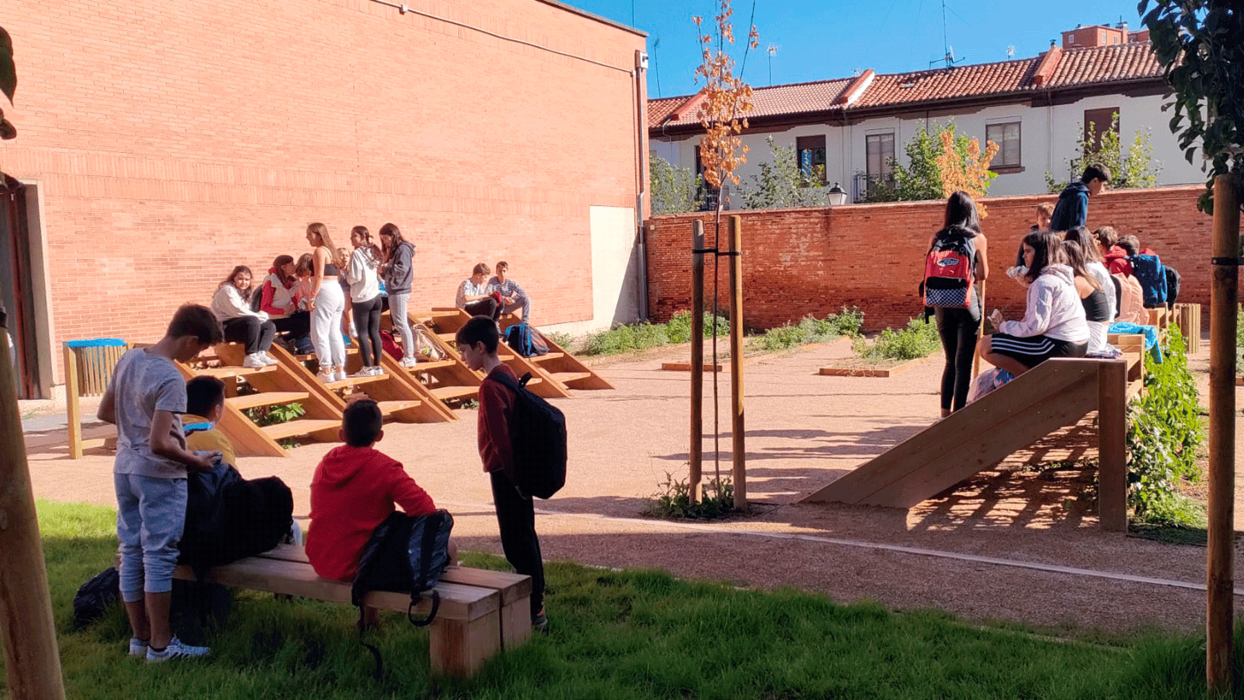 Renaturalizar los patios escolares, una tarea a largo plazo pero 'vital' ante las olas de calor