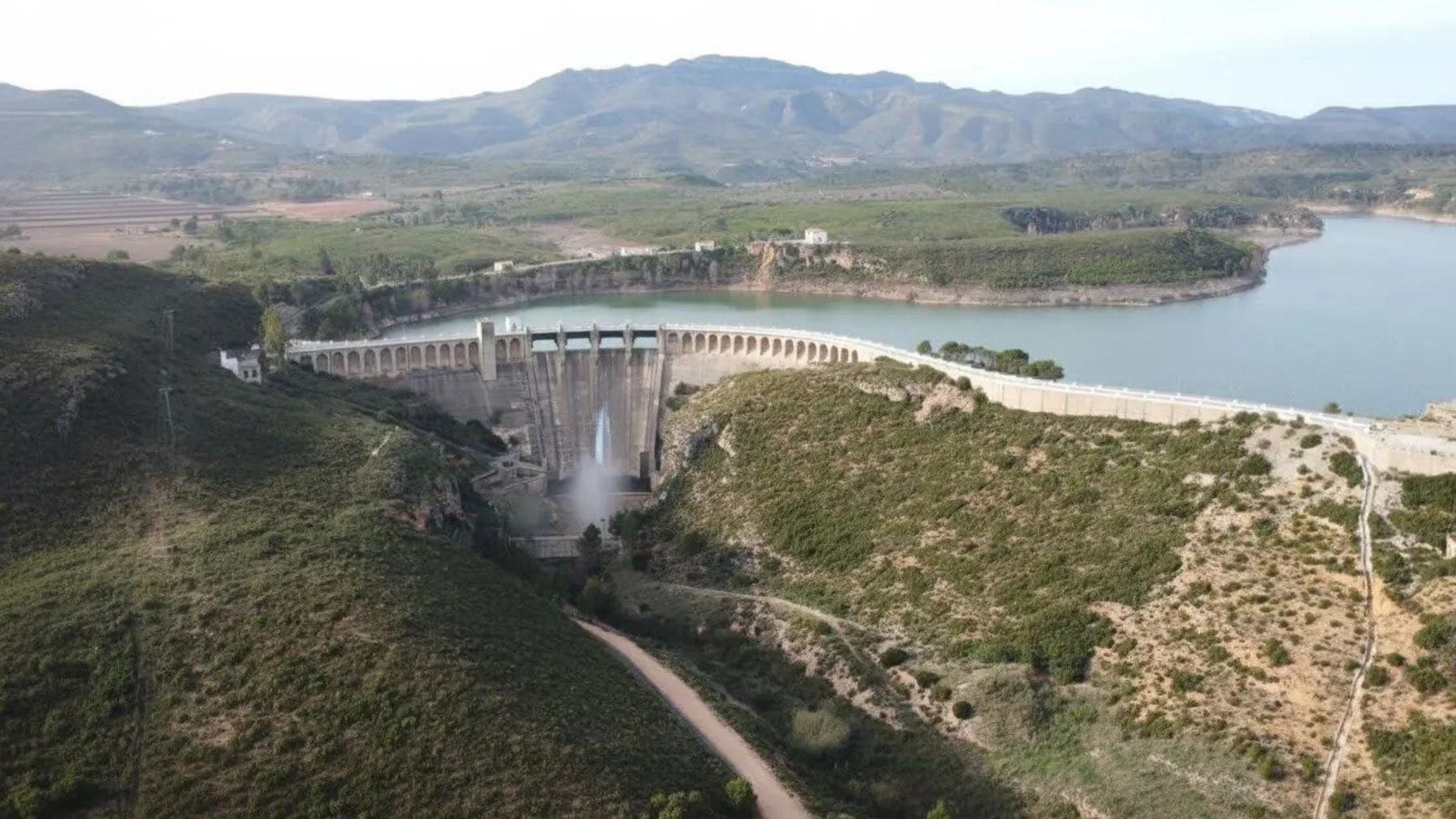 Presa de Forata en Valencia liberando agua tras lluvias extremas, ejemplo del riesgo en infraestructuras envejecidas en España.