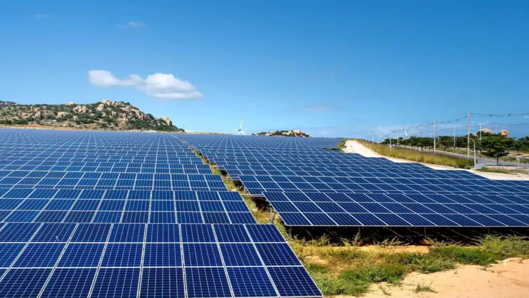 Hibridación en plantas solares en La Roca de la Sierra con baterías de almacenamiento