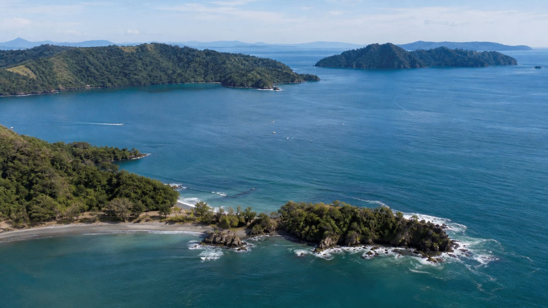 Vista aérea del Golfo de Panamá donde el debilitamiento del viento ha alterado el afloramiento de agua fría.