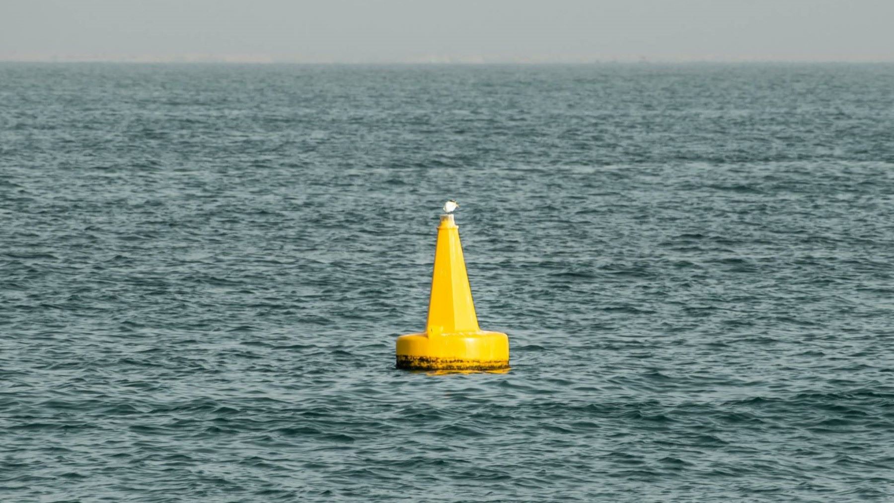 La boya que vigilará el cambio climático en el Mediterráneo instalada frente a la Costa Tropical