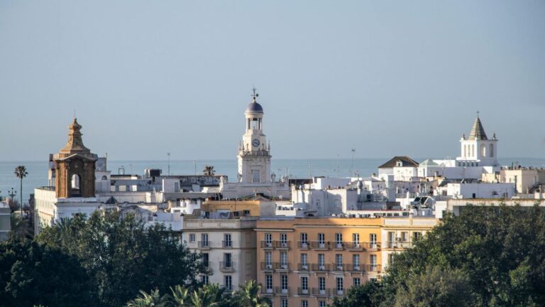 Cádiz transforma sus balcones en una central solar invisible para ...