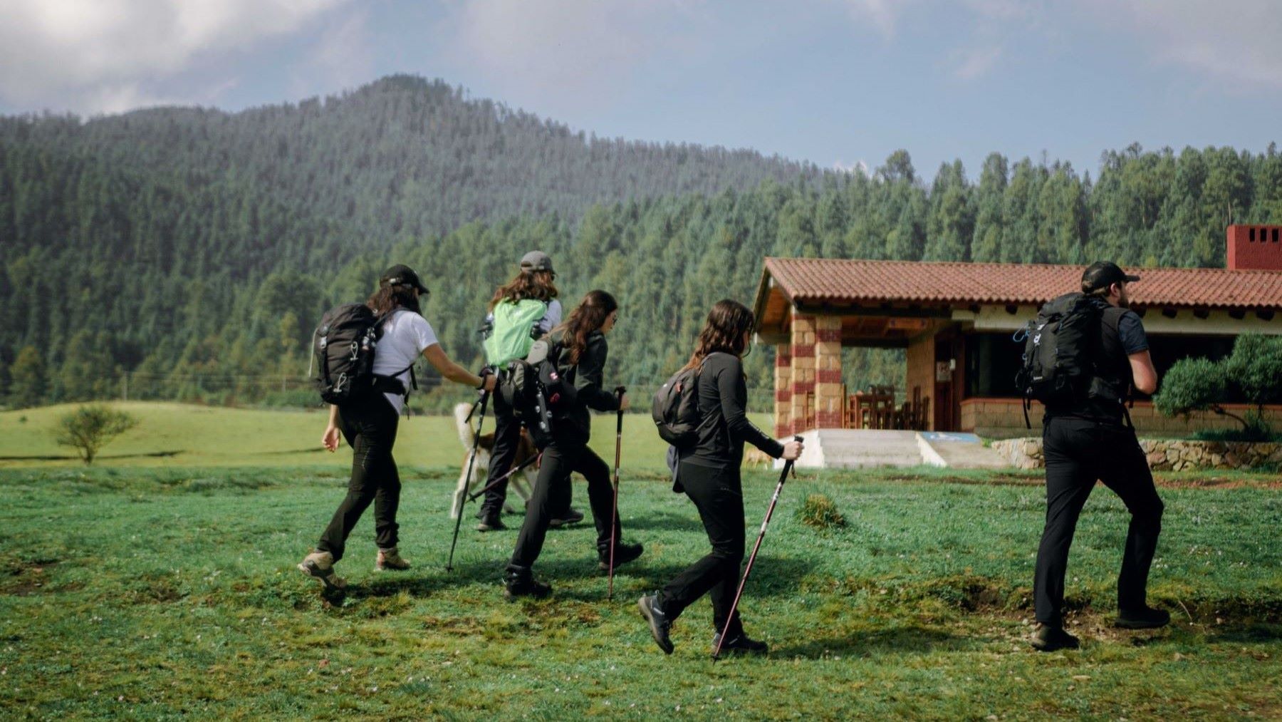 hacer deporte en la naturaleza mejora la salud y el bienestar mediante actividades al aire libre en entornos naturales