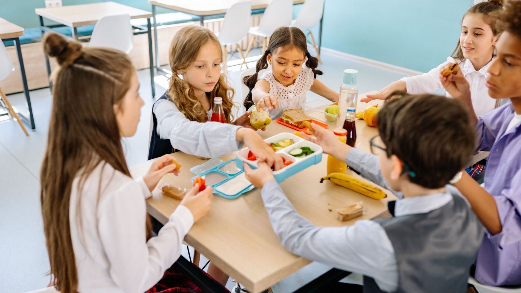 Los ultraprocesados desaparecerán de los desayunos escolares en 2026 con más fruta y alimentos saludables