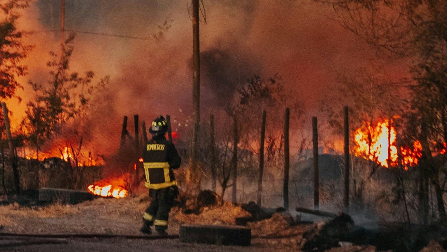 Los incendios que amenazan repetir el desastre de 2025 avanzan sobre superficie forestal afectada por el calor extremo