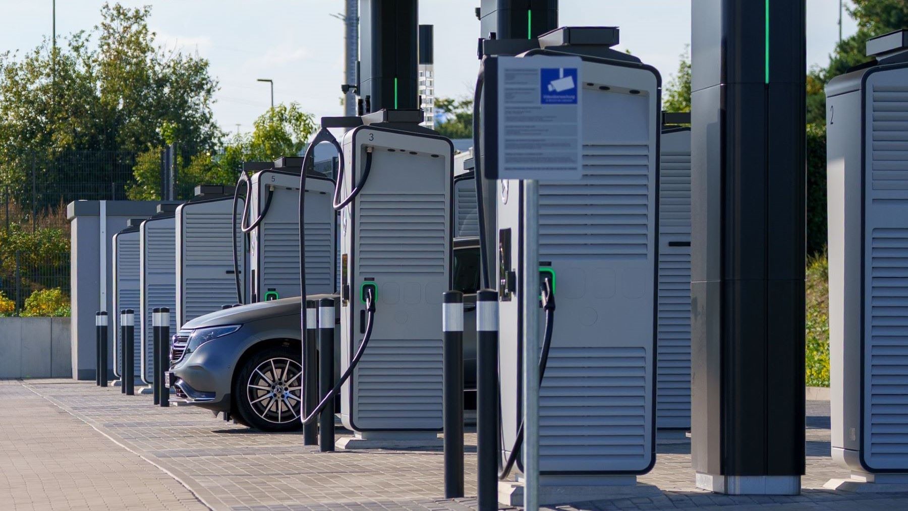 Nuevos puntos de recarga para coches eléctricos en una estación de carga moderna