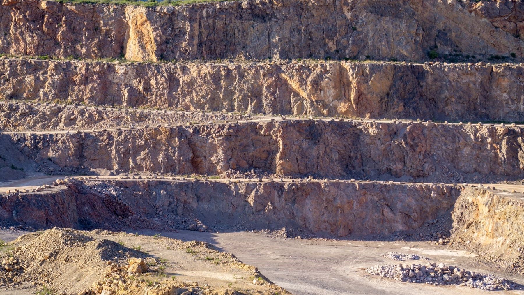 minerales críticos para la transición energética en una explotación minera industrial