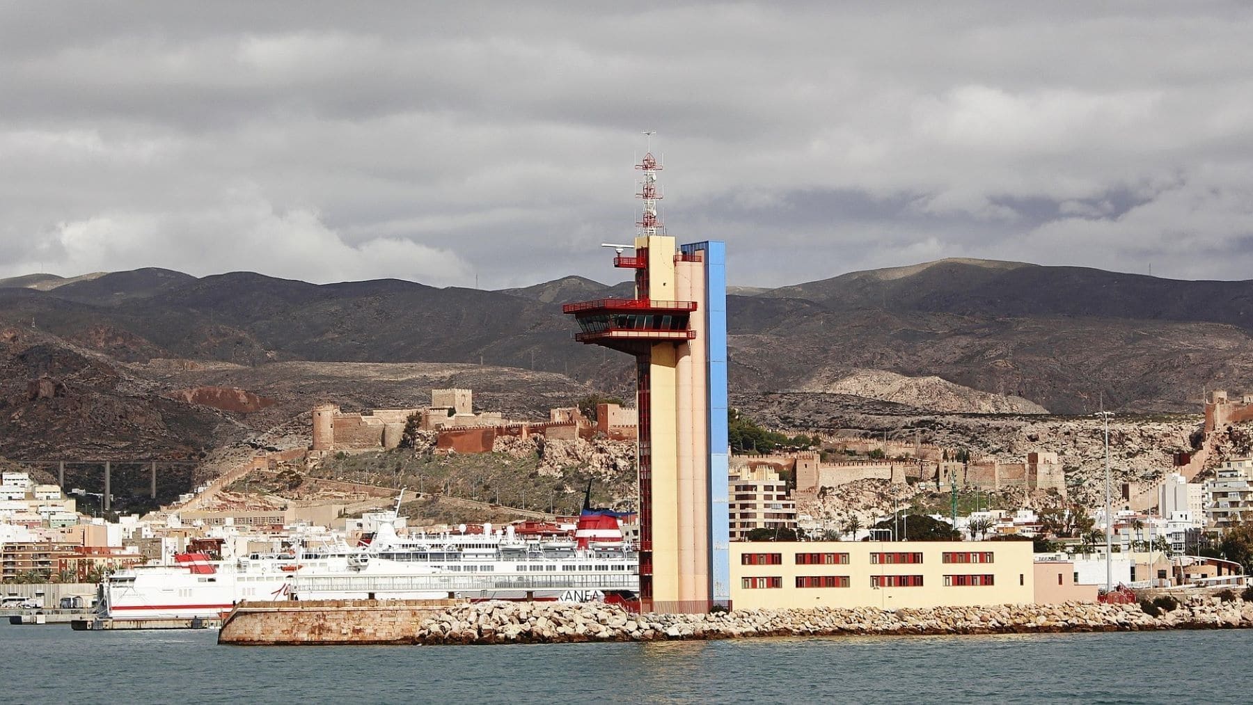 El Puerto de Almería funcionará con energía renovable