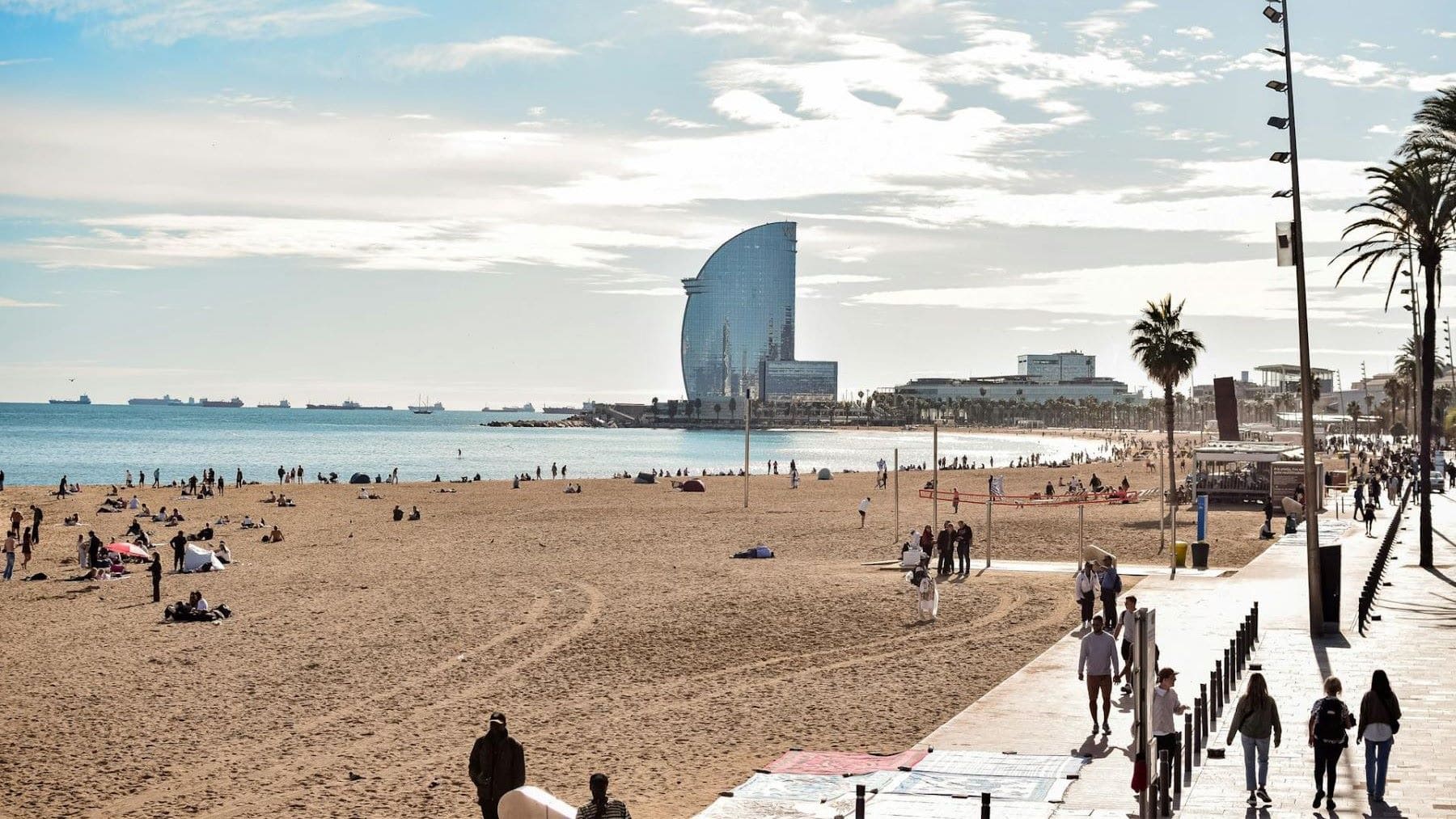 Barcelona elimina el tabaco de sus playas para crear espacios saludables y libres de colillas