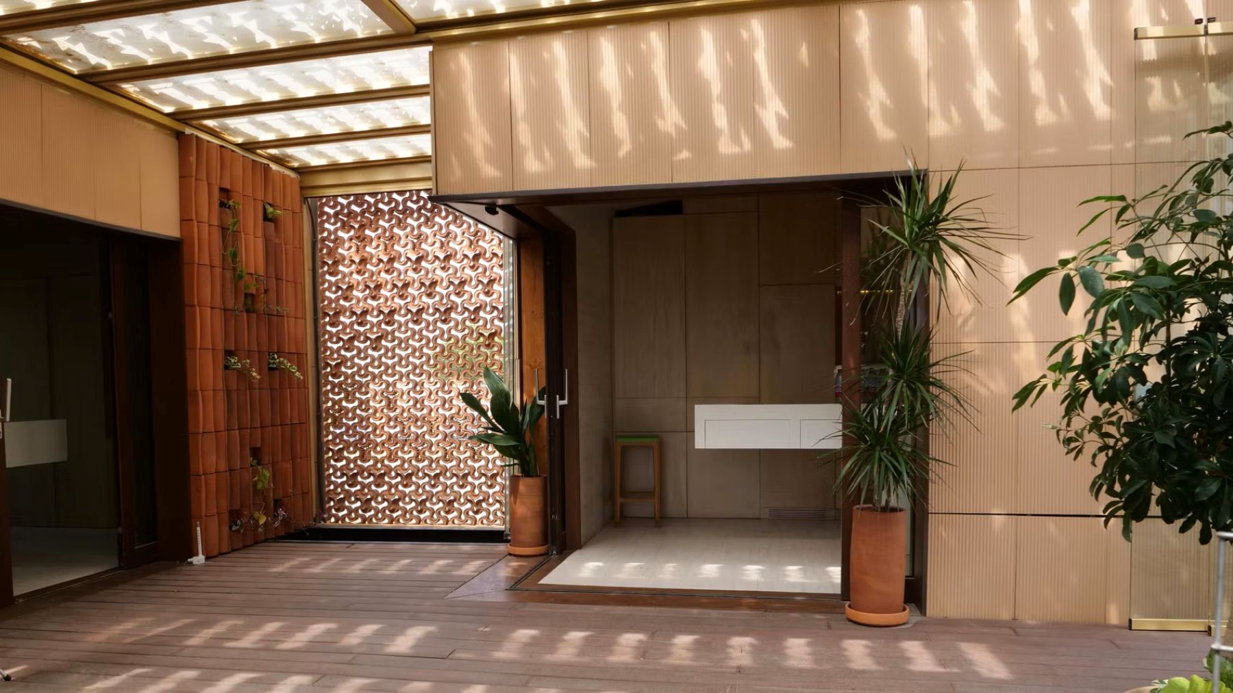 casa bioclimática que se enfría sin electricidad construida con barro y vegetación