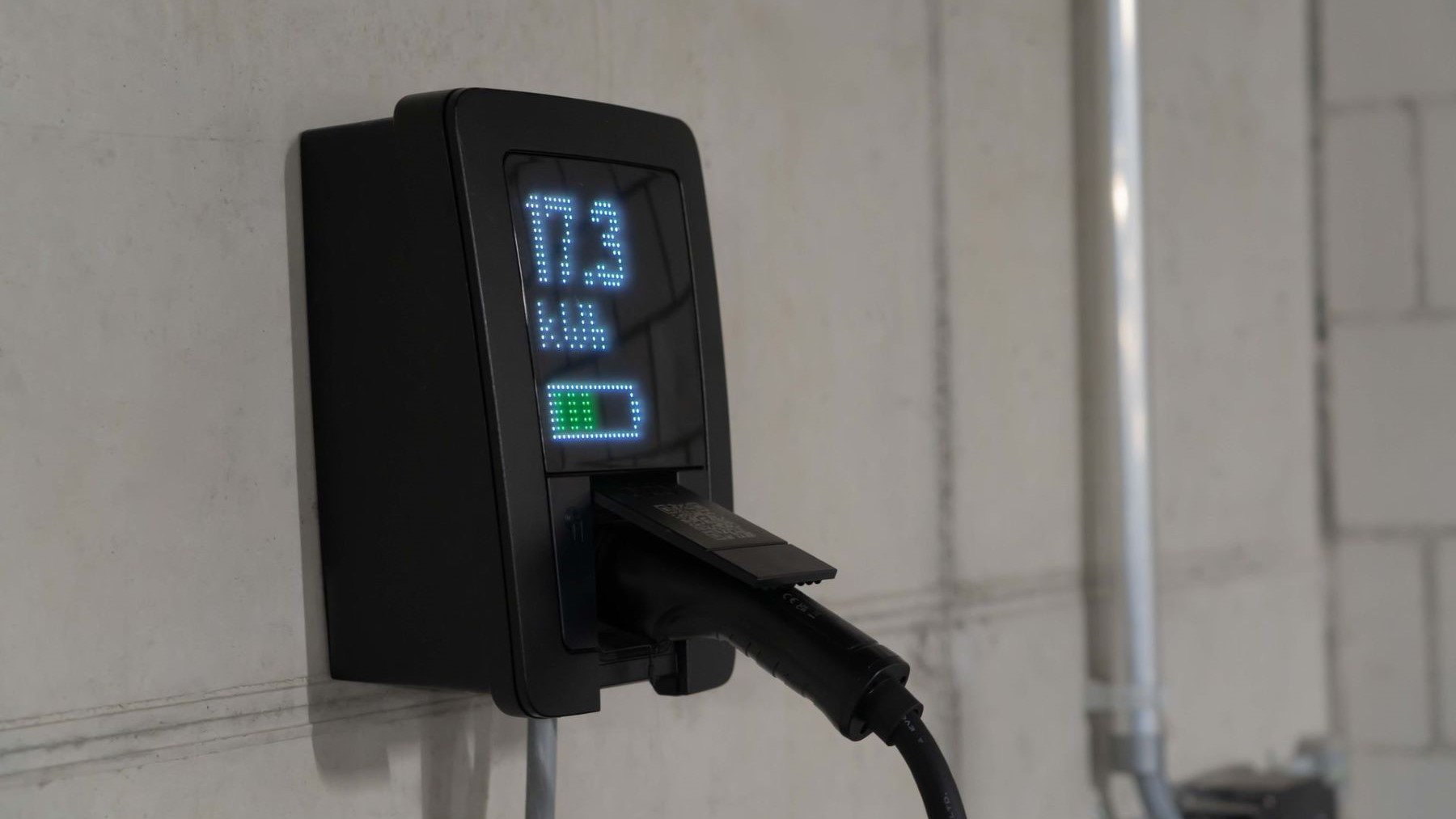 un modelo matemático para recargar coches eléctricos en un aparcamiento público