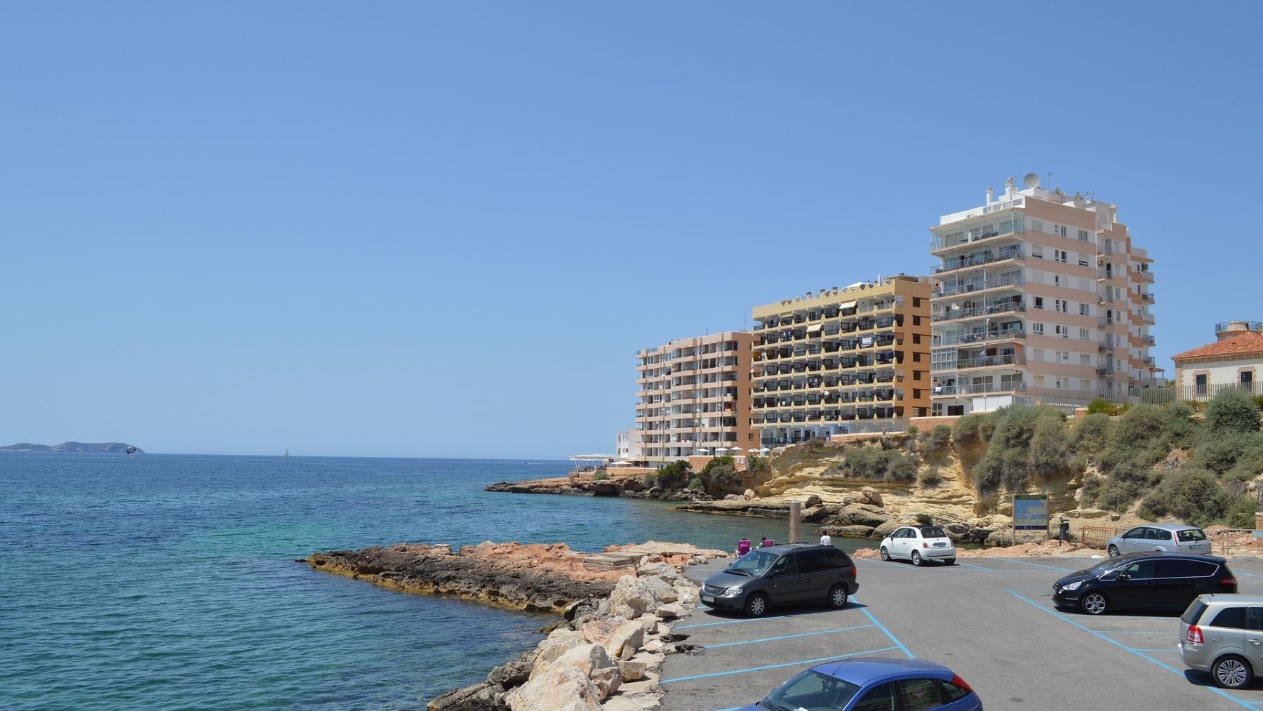 contaminación en la bahía de Portmany visible sobre la superficie marina