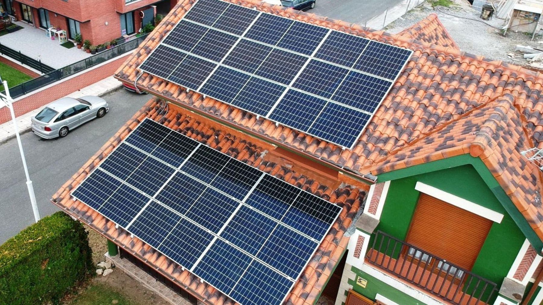 Placas solares instaladas en el tejado de una vivienda unifamiliar para autoconsumo fotovoltaico en España.