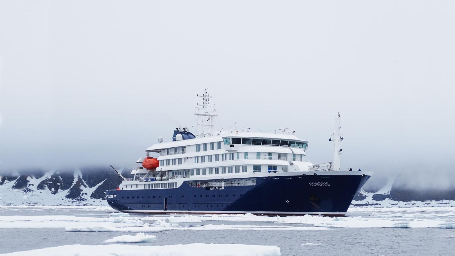 MV Hondius navegando entre hielo antártico durante el brote de hantavirus Andes investigado por las autoridades sanitarias