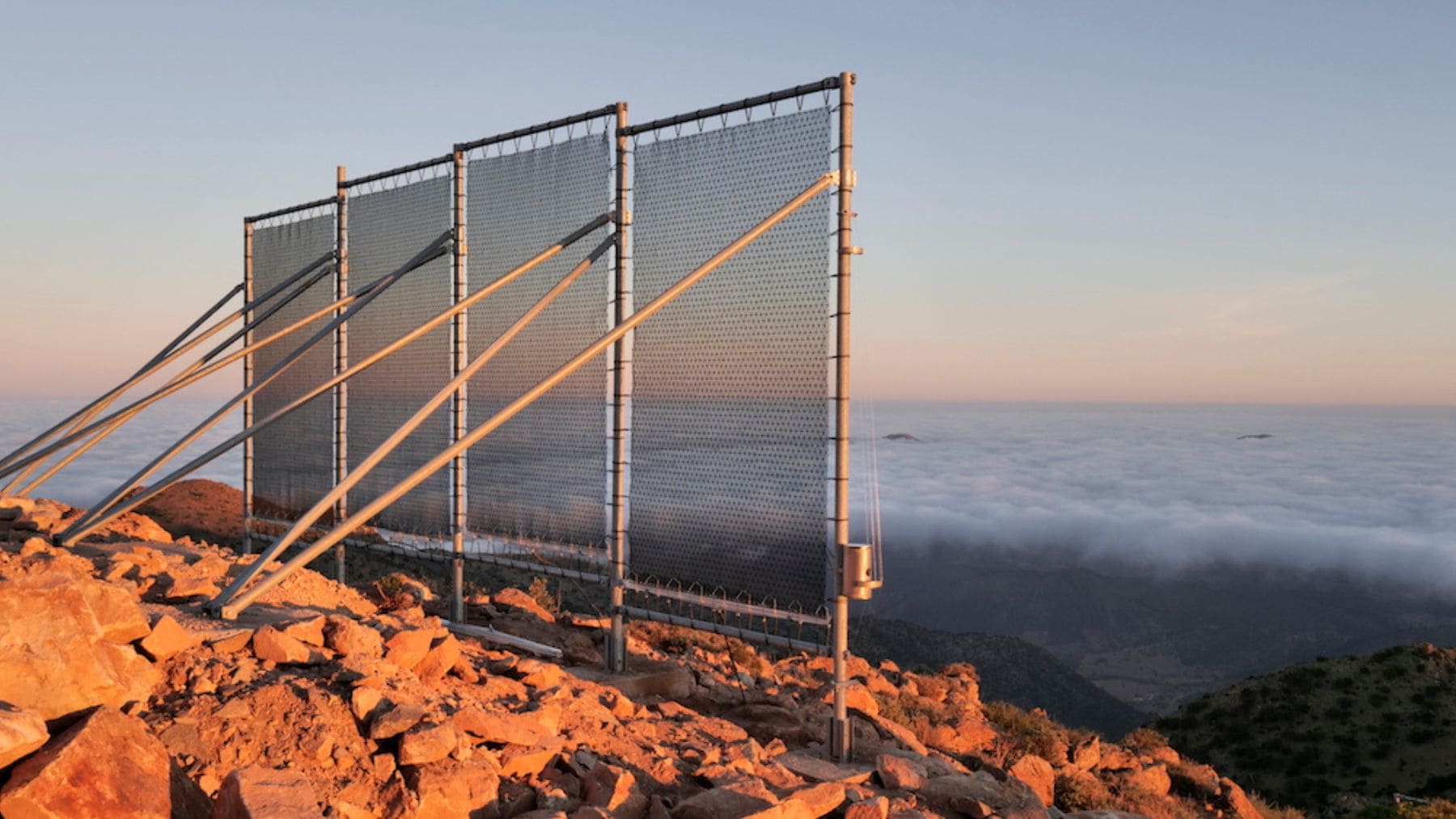 Captadores de niebla CloudFisher en el monte Boutmezguida, Marruecos, para convertir la niebla en agua potable