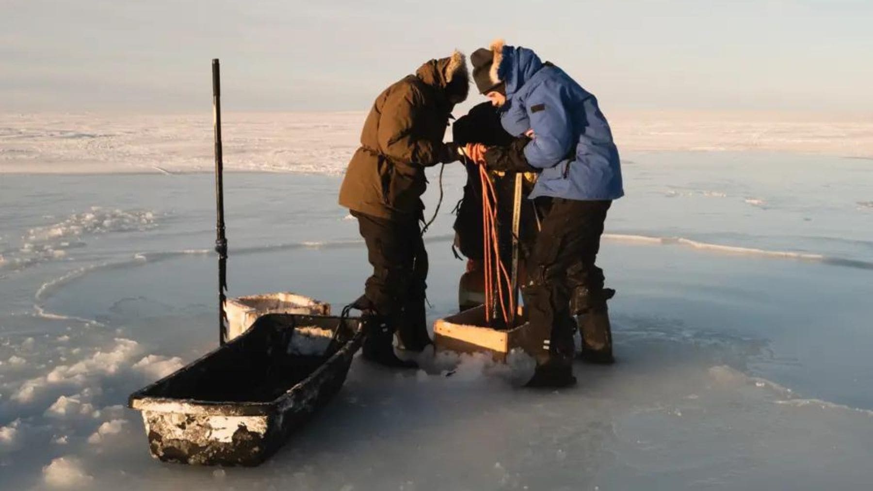 Científicos trabajan sobre el hielo marino del Ártico durante un experimento para engrosarlo y retrasar su deshielo.