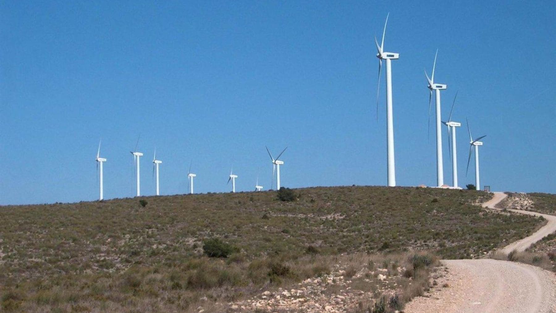 Parque eólico con varios aerogeneradores utilizado para ilustrar el estudio del CSIC sobre las sequías de viento y su impacto en la energía eólica.