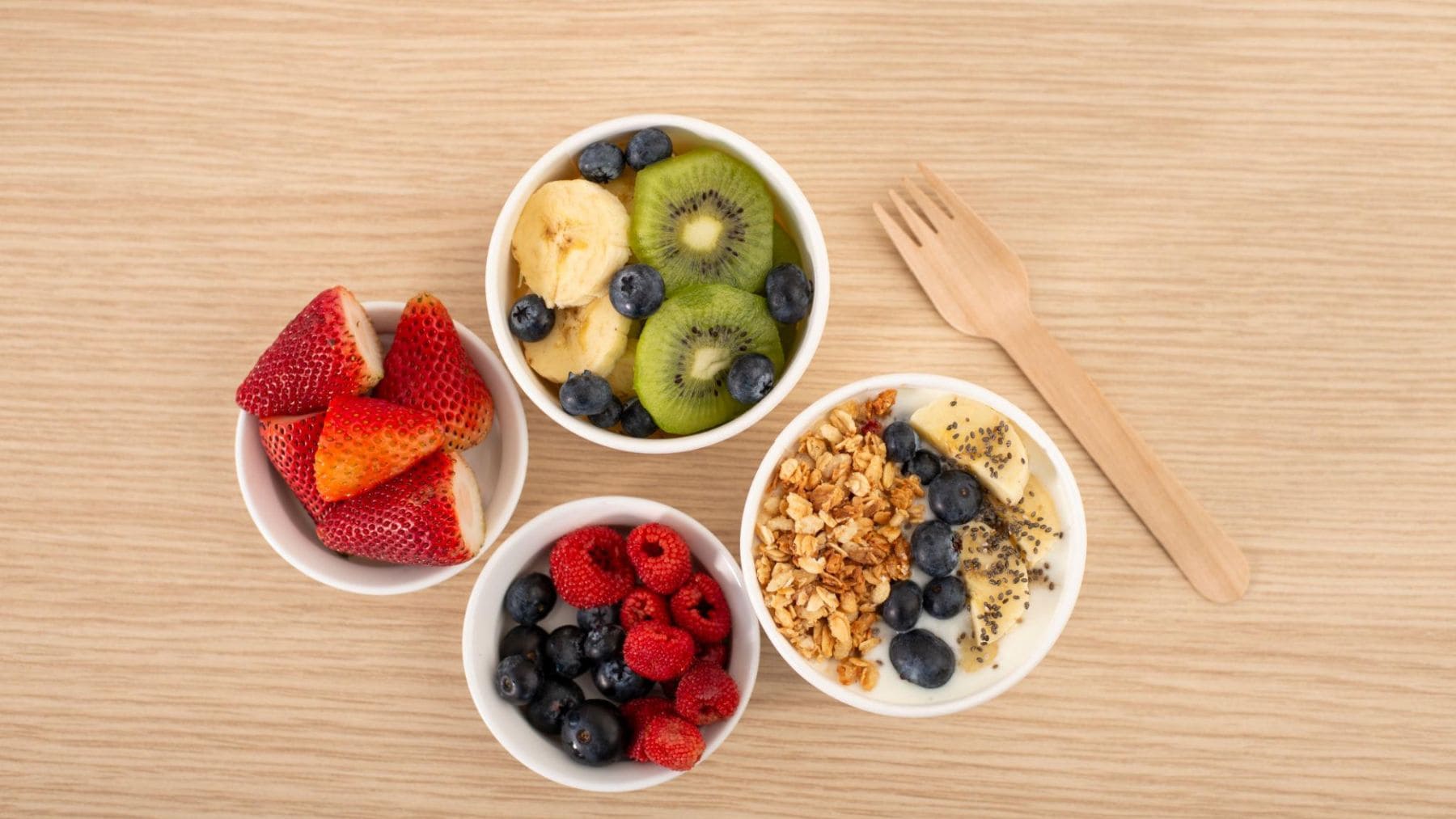 Desayuno saludable con kéfir o yogur, kiwi, fresas, frutos rojos y semillas para mejorar la salud intestinal.