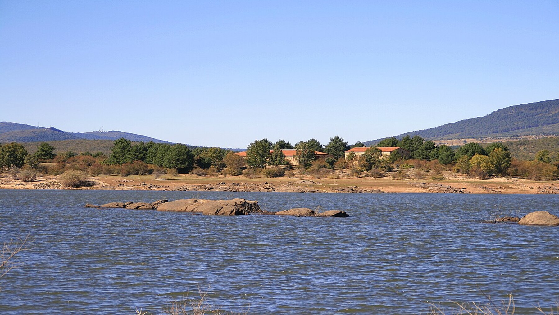 La Junta tumba una macrogranja de cerdos por riesgo para un embalse protegido